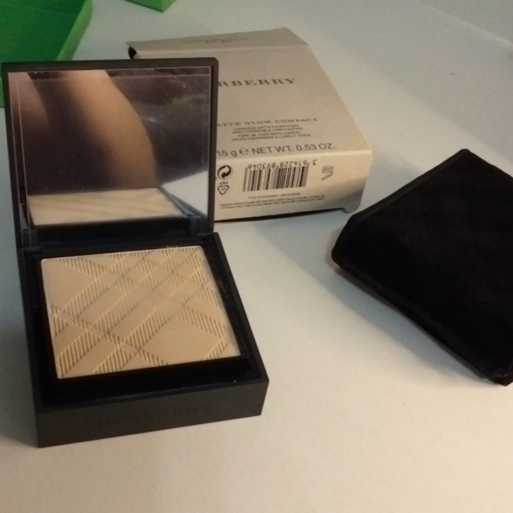 Burberry Matte Glow Compact